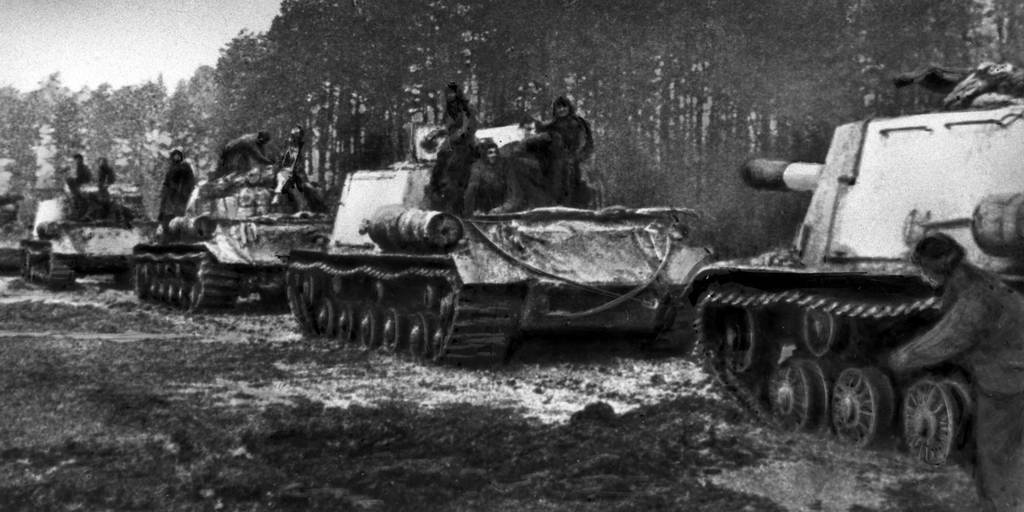 Колонна самоходных артиллерийских установок ИСУ-152